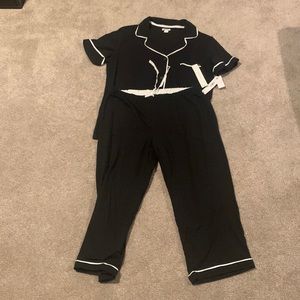 DKNY black and White piping, short sleeve Capri Pajamas, Size M